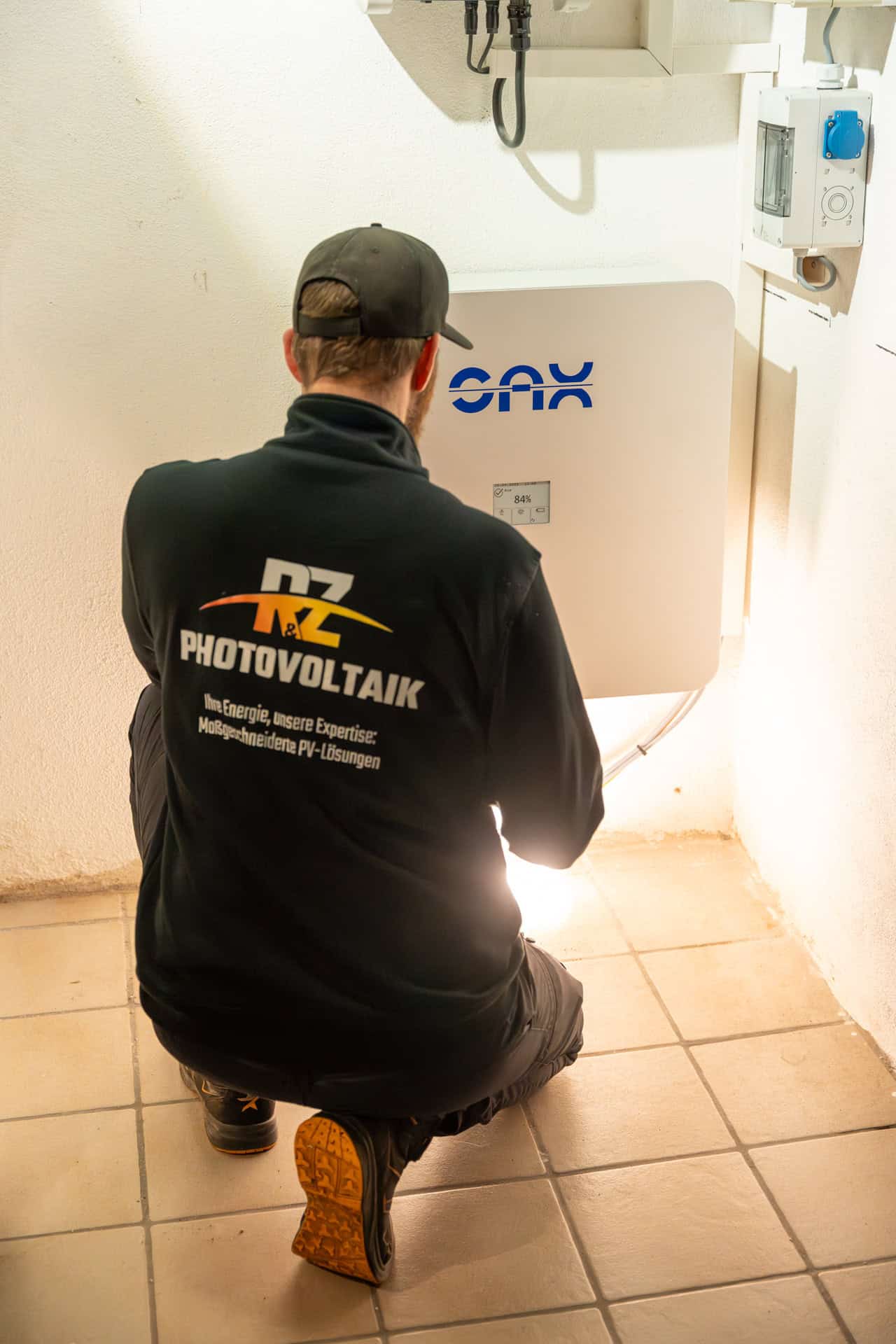 Techniker bei der Installation eines Batteriespeichers für Photovoltaikanlage in Deutschland.